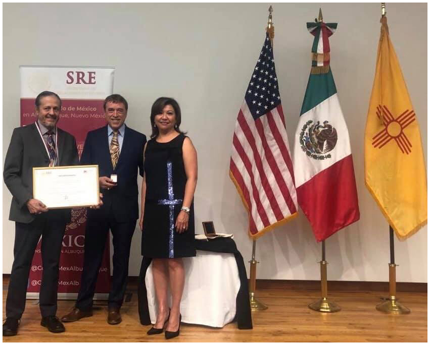 Armando Espinosa, Craig Jhonson reciviendo el Premio Ohtli de la Consul Norma Ang